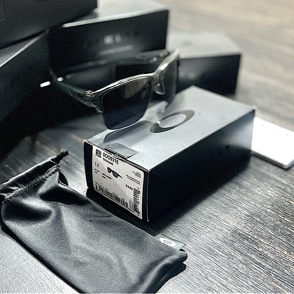 (SOLD OUT!!) Mens Oakley Grey Smoke Thinlink Sunglasses   Dimensions: 63-11-136